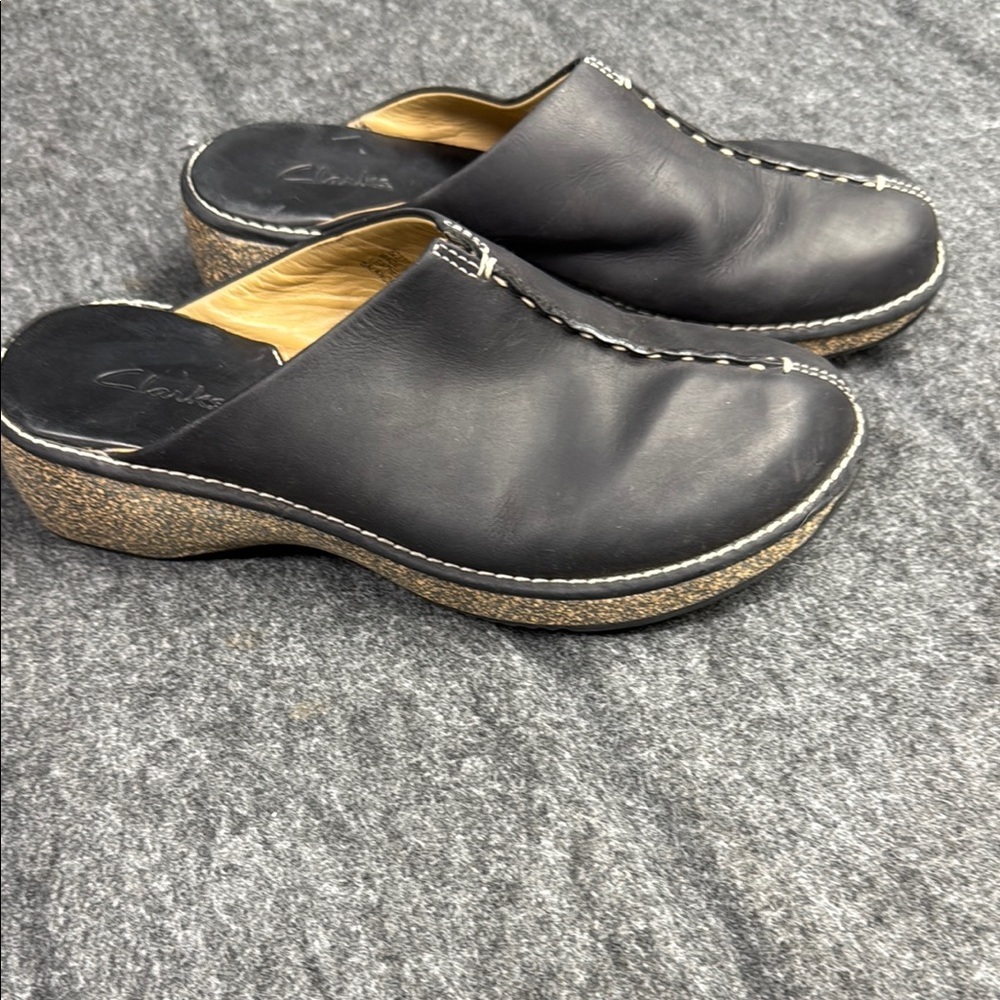 Clarks Black Loafers Slip-Ons Minimalist Design - Picture 2 of 7